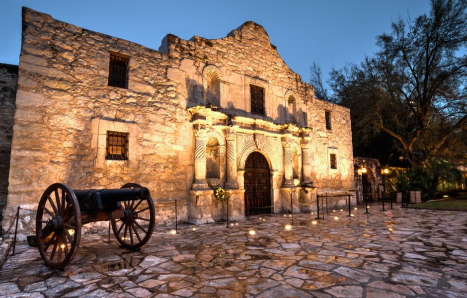 Photo of The Alamo lit up at night